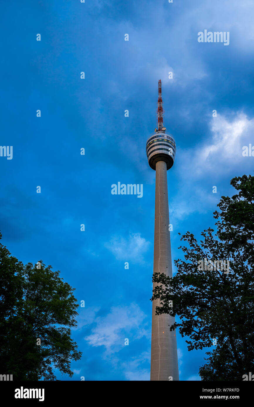 Allemagne, vue de la tour de télévision de stuttgart bâtiment en béton, appelée forêt verte dans telecafè dans humeur crépusculaire Banque D'Images