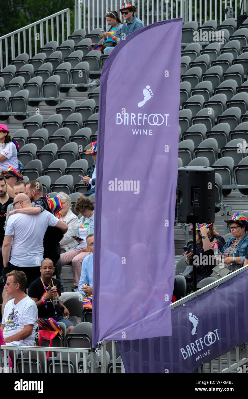 Drapeau publicitaire Vin Barefoot à la Gay Pride Amsterdam The Netherlands 2019 Banque D'Images