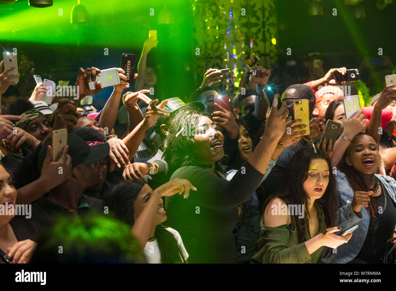 Une foule de fans crier et prendre des photos et des clips vidéo de rappeur américain Soulja Boy performing dans une boîte de nuit de la ville de Wuhan, Hubei en Chine centrale p Banque D'Images