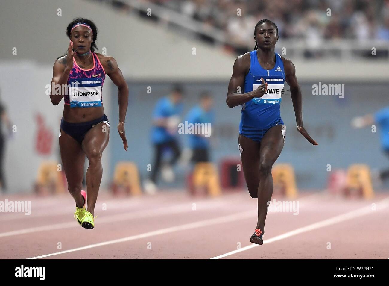 Elaine Thompson de la Jamaïque, à gauche, en concurrence dans la women's 100m au cours de l'IAAF Diamond League 2017 de Shanghai à Shanghai, Chine, 13 mai 2017. Elaine Banque D'Images