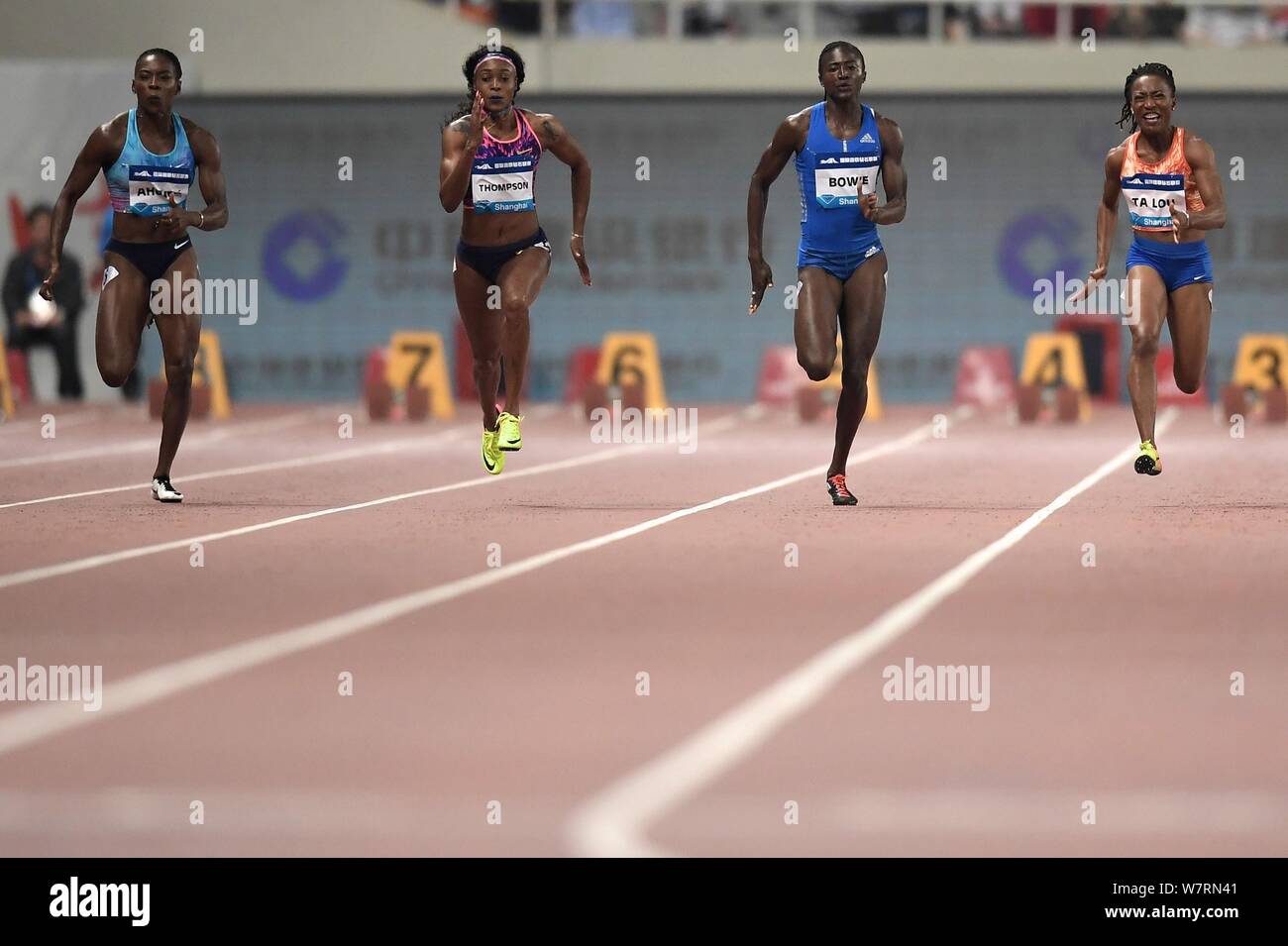 Elaine Thompson de la Jamaïque, deuxième à gauche, la mise en concurrence dans le women's 100m au cours de l'IAAF Diamond League 2017 de Shanghai à Shanghai, Chine, 13 mai 2017. Banque D'Images