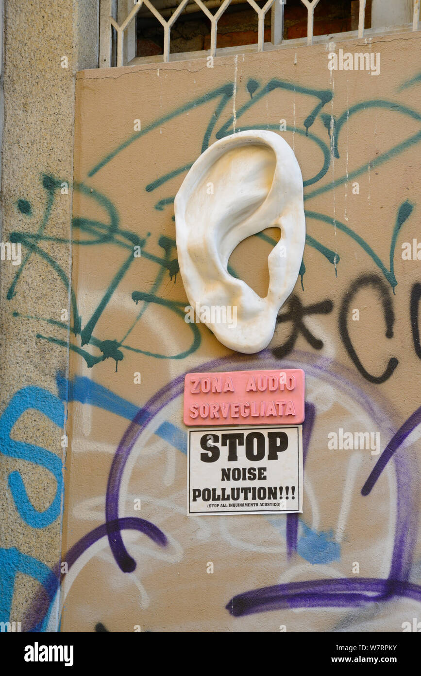 L'Italie, Lombardie, Milan, Navigli, via la rue Sartirana, Sculpture d'une oreille collée sur un mur de la zone est sous la surveillance audio Banque D'Images