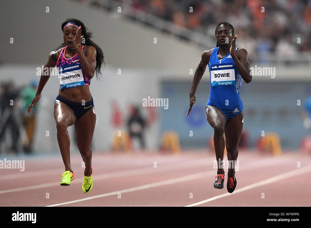 Elaine Thompson de la Jamaïque, à gauche, en concurrence dans la women's 100m au cours de l'IAAF Diamond League 2017 de Shanghai à Shanghai, Chine, 13 mai 2017. Elaine Banque D'Images