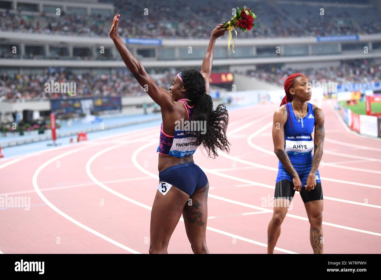 Elaine Thompson de la Jamaïque, gauche, célèbre après avoir remporté le women's 100m au cours de l'IAAF Diamond League 2017 de Shanghai à Shanghai, Chine, 13 mai 20 Banque D'Images