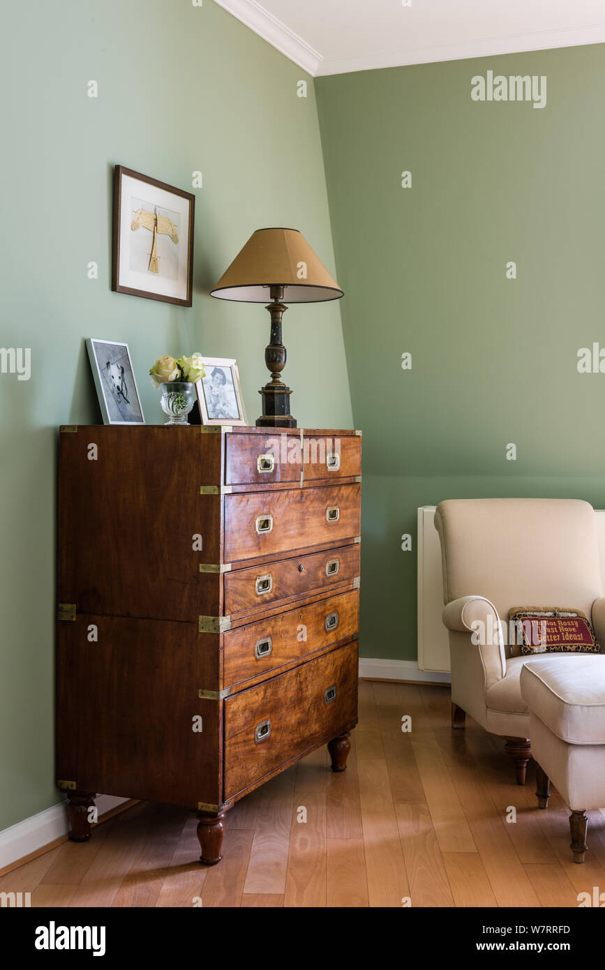 Enceintes colonne en bois par fauteuil dans la chambre Banque D'Images