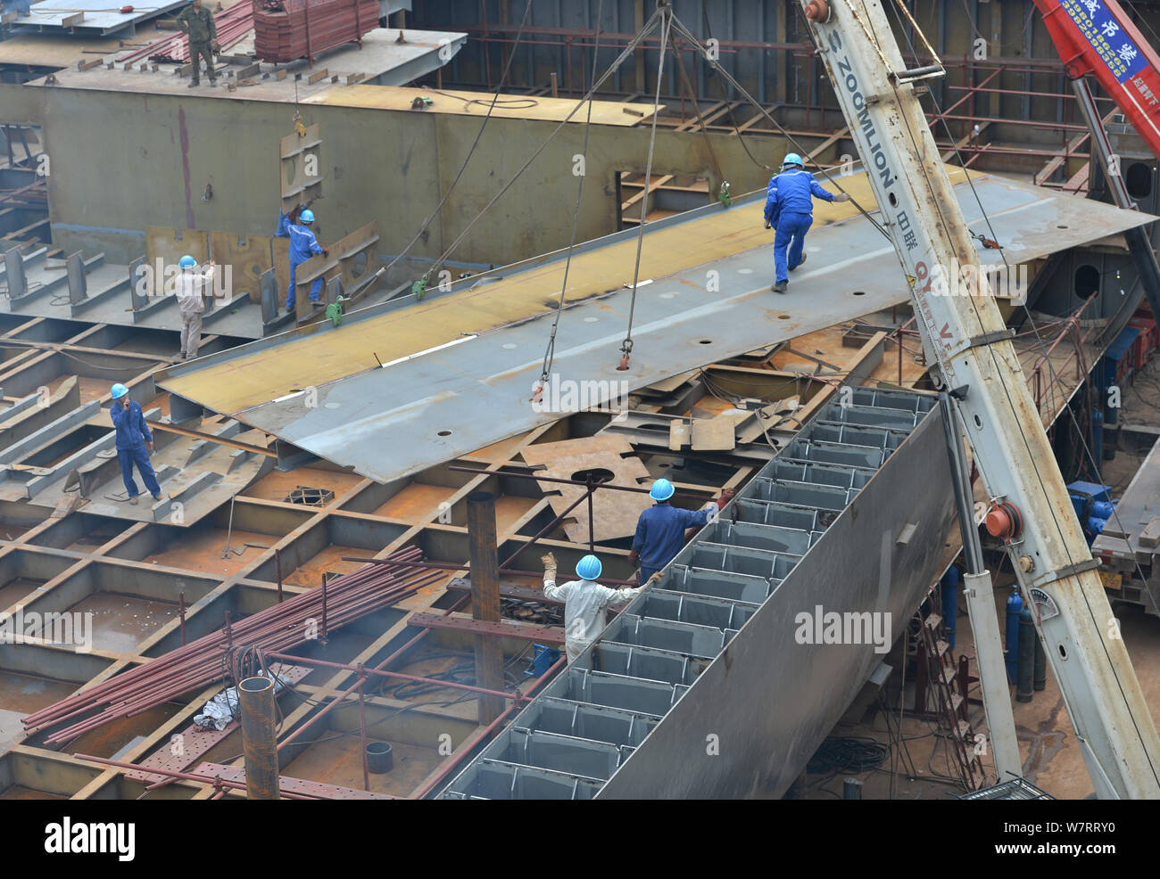 Du travail des travailleurs chinois sur le site de construction d'une réplique grandeur nature du paquebot Titanic dans le comté de Daying, ville de Suining, sud-ouest de la Chine" Banque D'Images