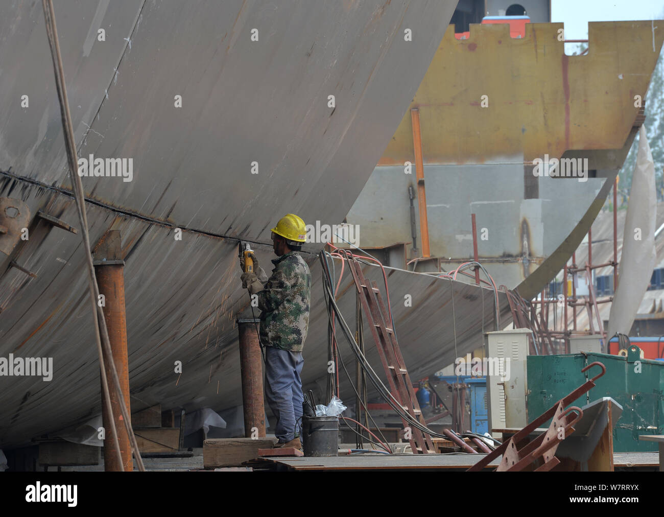 Du travail des travailleurs chinois sur le site de construction d'une réplique grandeur nature du paquebot Titanic dans le comté de Daying, ville de Suining, sud-ouest de la Chine" Banque D'Images