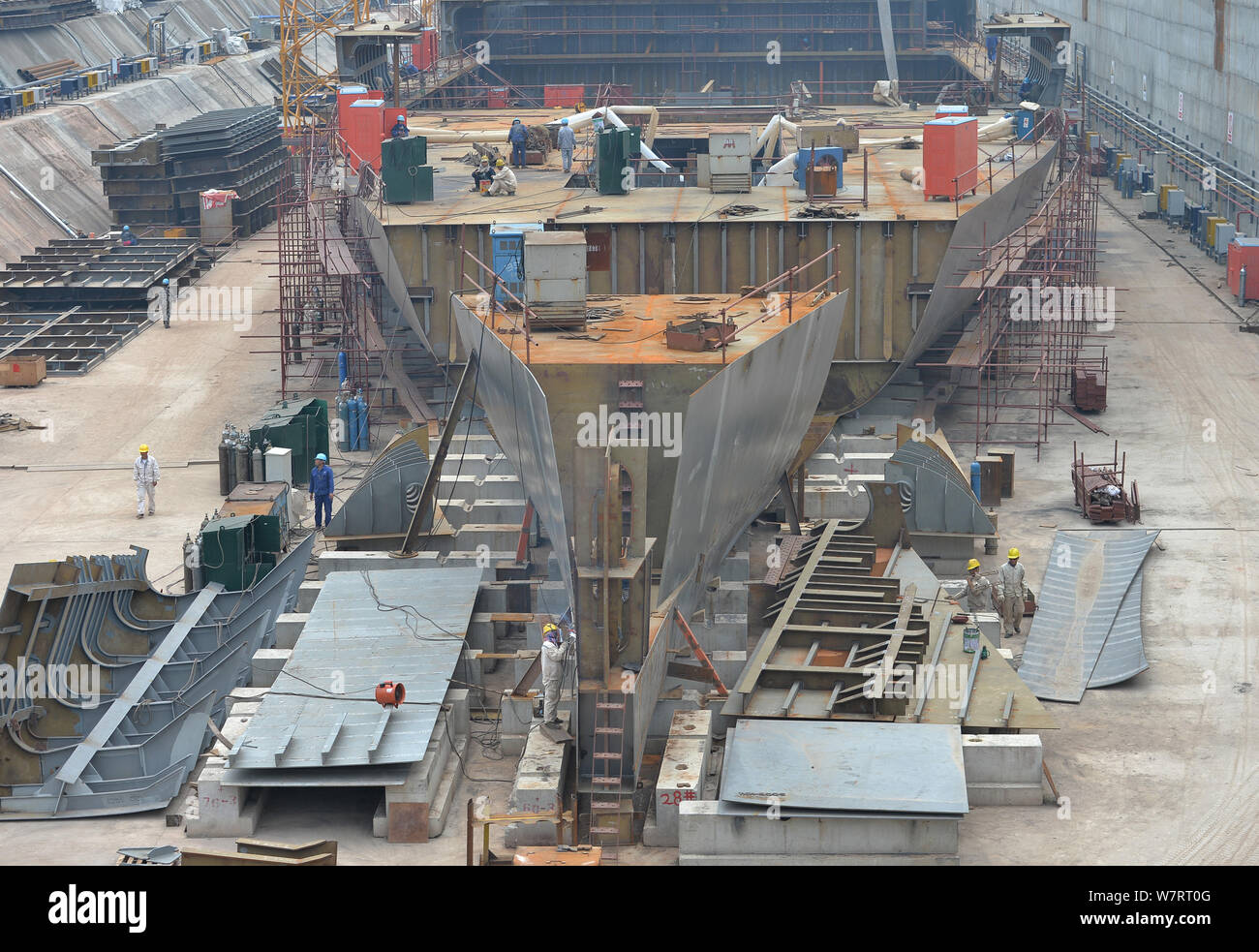 Du travail des travailleurs chinois sur le site de construction d'une réplique grandeur nature du paquebot Titanic dans le comté de Daying, ville de Suining, sud-ouest de la Chine" Banque D'Images