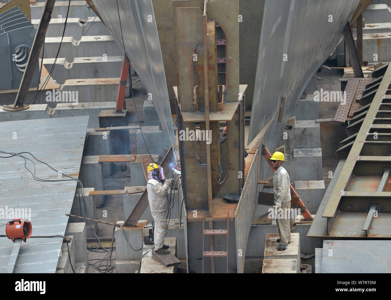 Du travail des travailleurs chinois sur le site de construction d'une réplique grandeur nature du paquebot Titanic dans le comté de Daying, ville de Suining, sud-ouest de la Chine" Banque D'Images