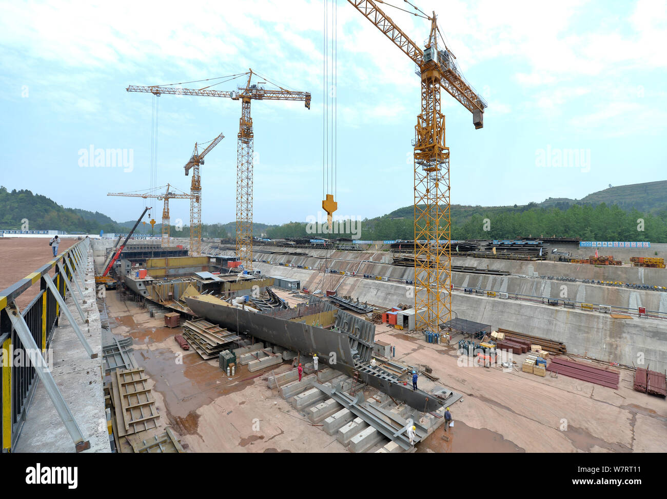 Vue aérienne du site de construction d'une réplique grandeur nature du paquebot Titanic dans le comté de Daying, ville de Suining, au sud-ouest du Sichuan en Chine Banque D'Images