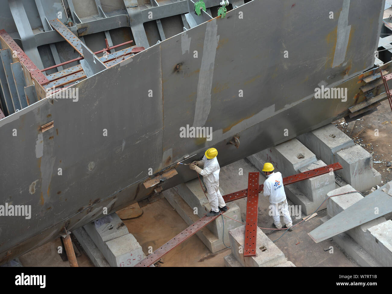 Du travail des travailleurs chinois sur le site de construction d'une réplique grandeur nature du paquebot Titanic dans le comté de Daying, ville de Suining, sud-ouest de la Chine" Banque D'Images