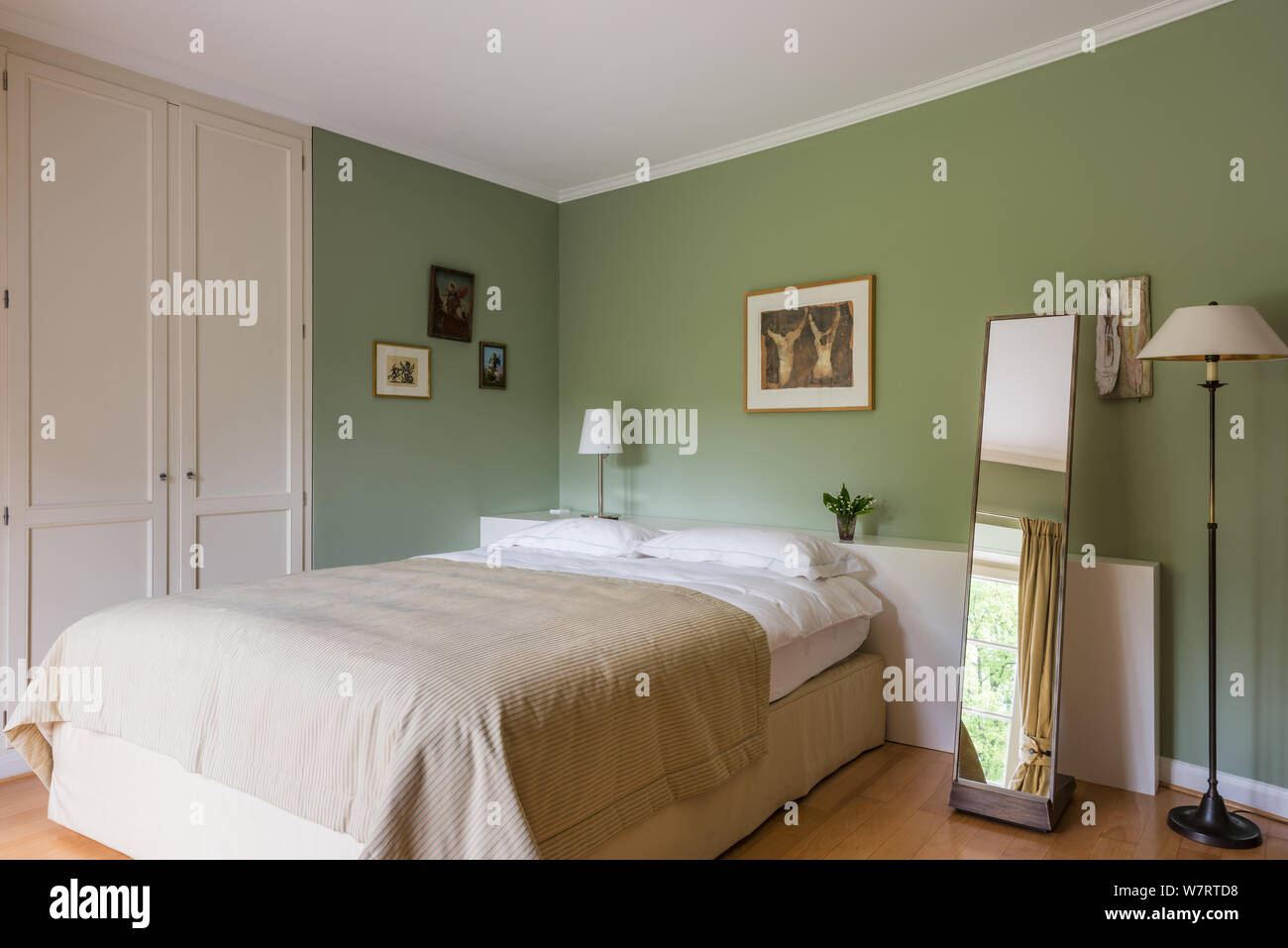 Dans les tons vert et blanc chambre style pays Banque D'Images