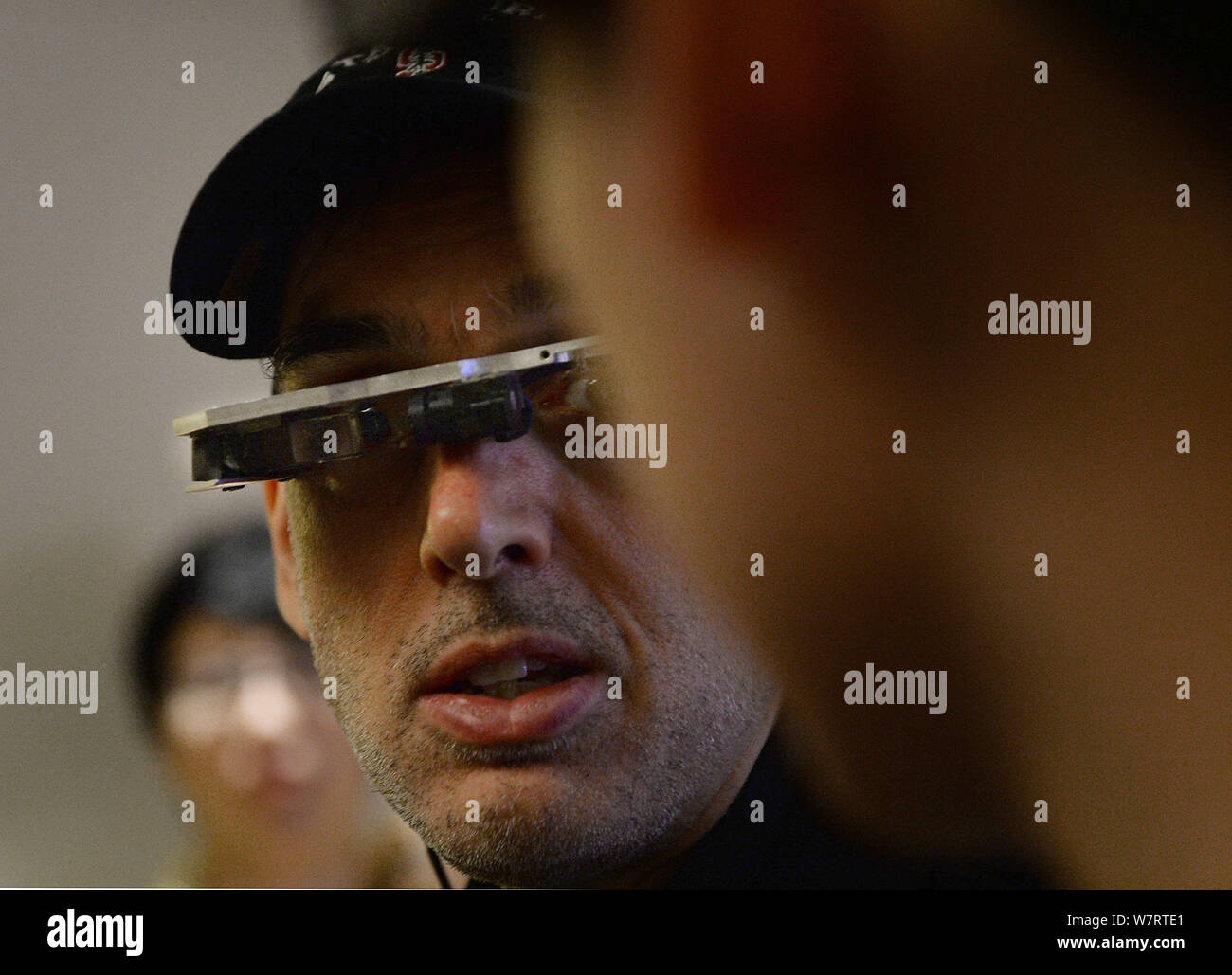 L'inventeur canadien Steve Mann, connu comme "le père de wearable computing', indique le verre intelligent portable il a inventé avant la Silicon Valley 2017 I Banque D'Images