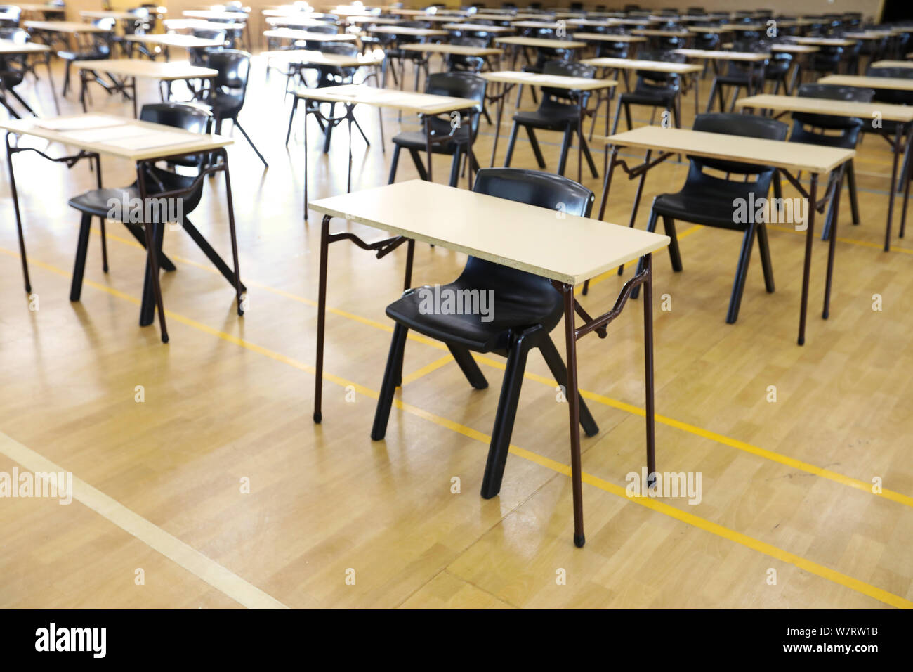 Différentes vues d'une salle d'examen de l'examen ou hall mis en place pour les étudiants prêts à s'asseoir. test de multiples bureaux tables et chaises. L'éducation, l'école, élève Banque D'Images