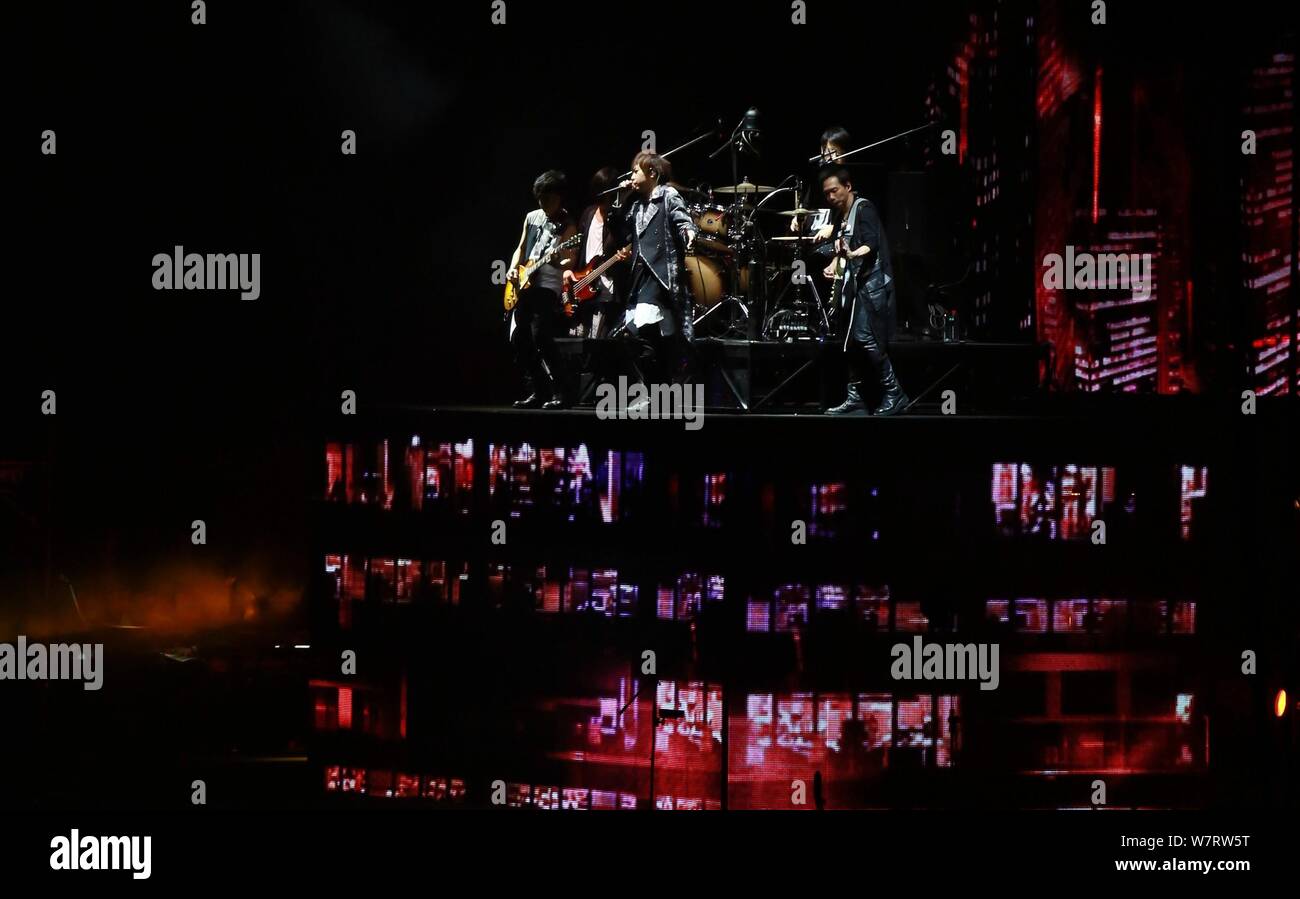 Chen Hsin-hung, mieux connu sous son nom de scène Ashin, centre, et d'autres membres de groupe de rock taïwanais Mayday effectuer lors d'un concert dans la ville de Ji'nan, EAS Banque D'Images