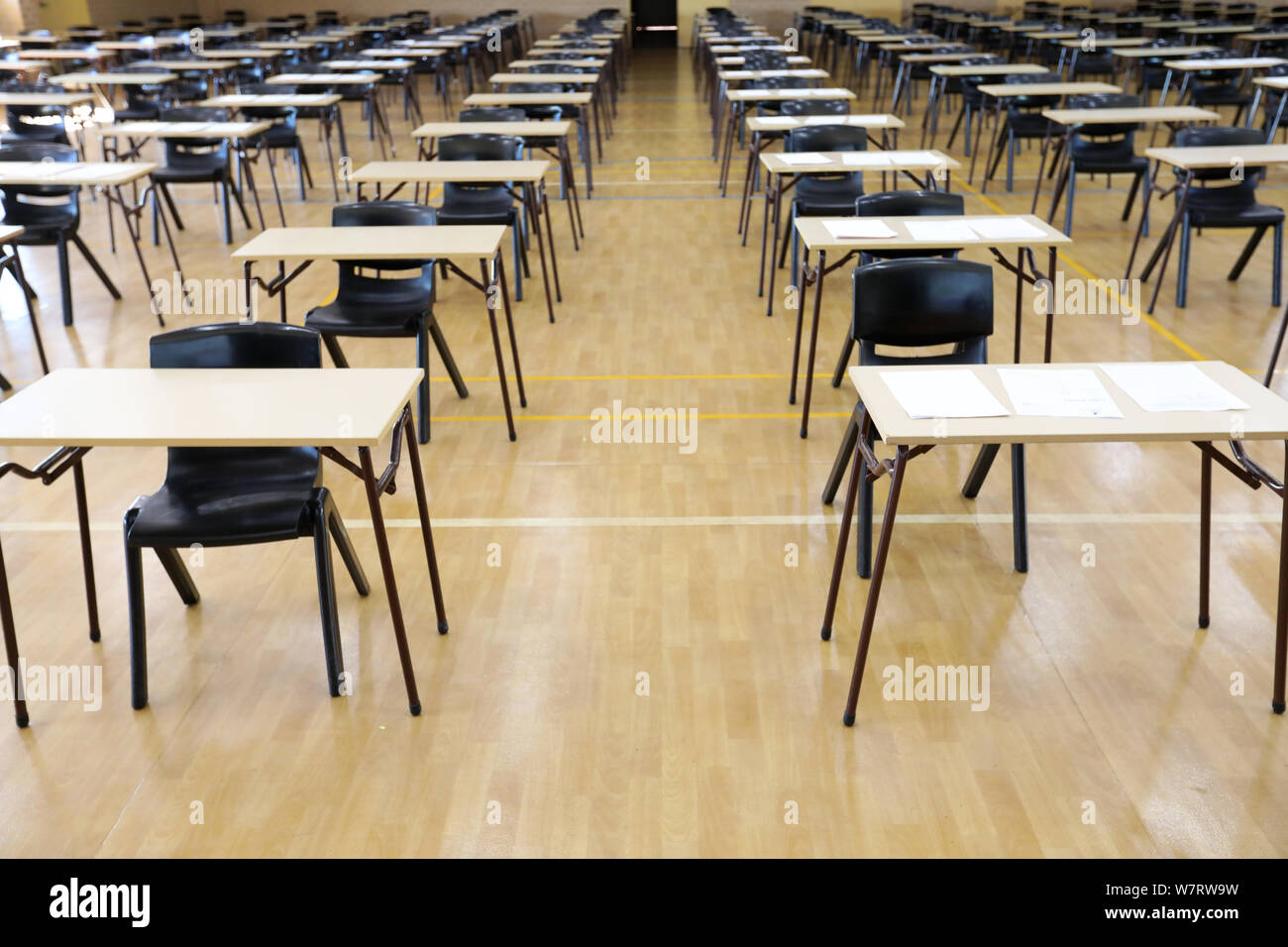 L'intérieur de l'intérieur d'une salle d'examen de l'examen ou hall mis en place pour les étudiants prêts à s'asseoir. test de multiples bureaux tables et chaises. L'éducation, l'école, studen Banque D'Images