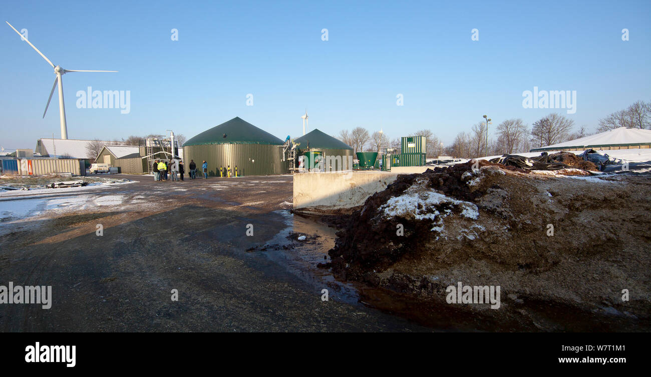 Une pile de digestat, un produit des déchets dans le processus de production de biogaz, utilisé comme amendements des sols organiques, avec une usine de biogaz dans l'arrière-plan, l'Espagne, janvier 2013. Banque D'Images