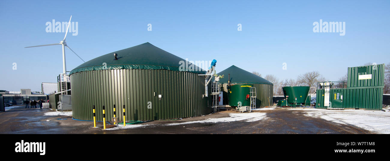 Vue panoramique de deux digesteurs anaérobies dans une usine de biogaz, Espagne, janvier 2013. Banque D'Images