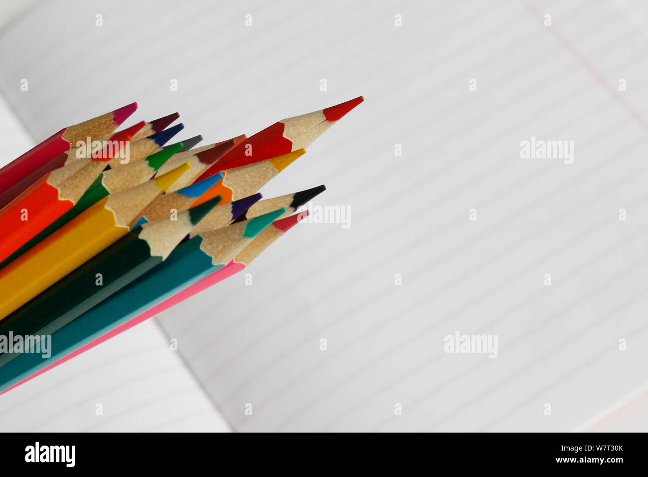 Crayons de couleur se trouvent sur un ordinateur portable. Il y a une place pour le texte. Crayons de couleur sont affichées en gros plan. Bientôt à l'école. Dessiner avec des crayons dans un no Banque D'Images