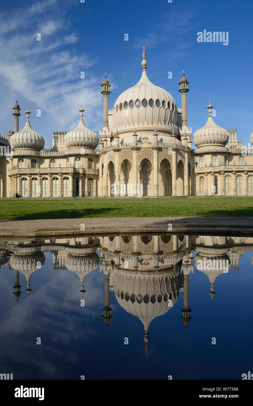 Le Royal Pavilion à Brighton reflétée dans l'eau, Brighton, Sussex, England, UK. Octobre 2012. Banque D'Images