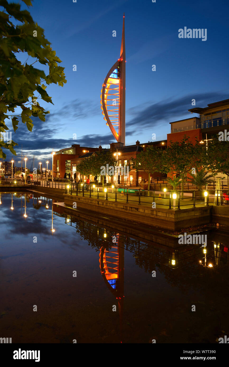 Spinnaker Tower, au crépuscule, Portsmouth, Hampshire, England, UK. Octobre 2012. Banque D'Images