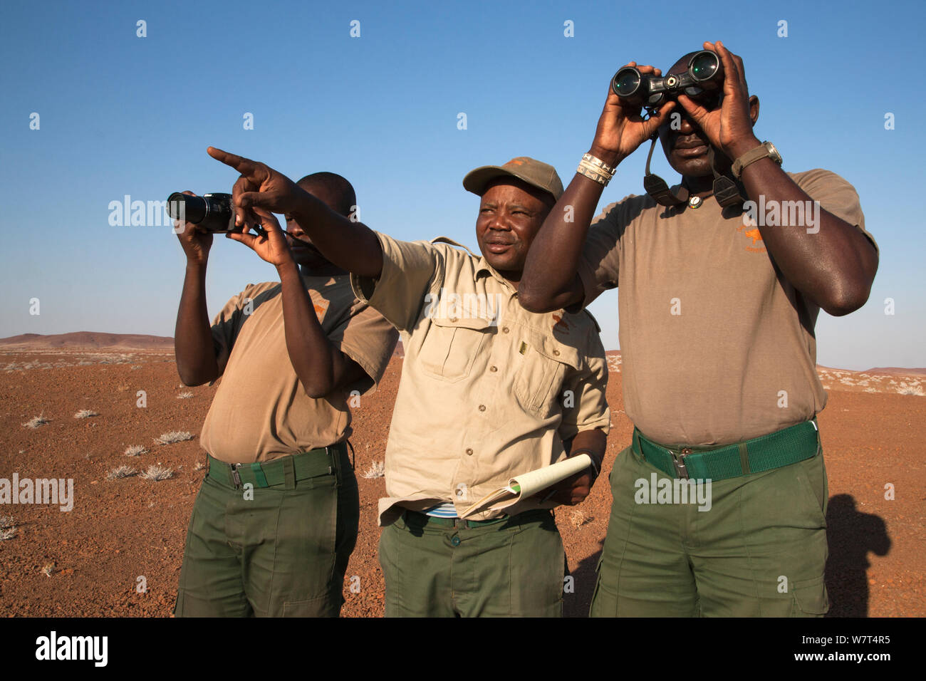 Save the Rhino Trust (l-r) Tjiraso Nawaseb Denso, Martin, Epson Rukuma à Desert Rhino camp, Wilderness Safaris, région de Kunene, Namibie, Mai 2013 Banque D'Images