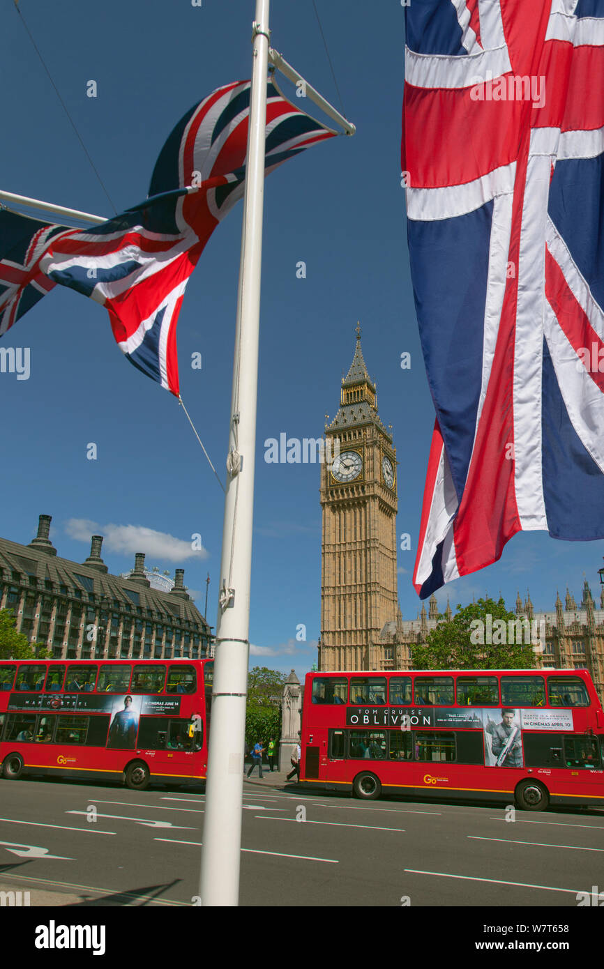 Big Ben et les chambres du Parlement de Westminster avec double decker bus rouge, Londres, Angleterre, Royaume-Uni, juin 2013. Banque D'Images