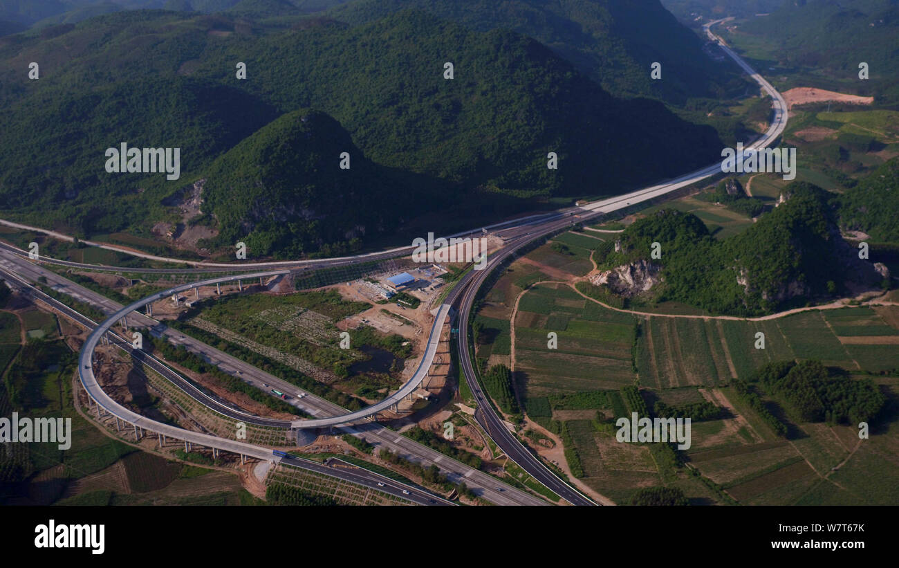 Vue aérienne de l'autoroute reliant le comté de Sanliu Sanjiang et Liuzhou ville en ville Luoman, Liuzhou city, South China's re autonome Zhuang du Guangxi Banque D'Images
