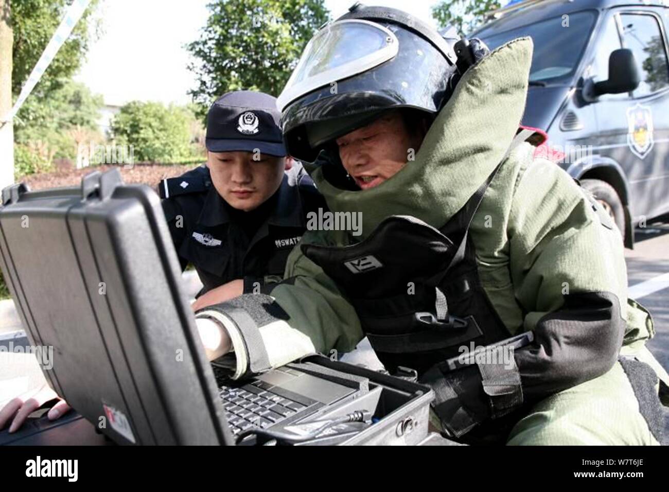 L'enlèvement des explosifs policier chinois Luo Jinfang portant un vêtement de protection qu'elle désarme les bombes à Zhenjiang city, Jiangsu province de Chine orientale, le 14 mai 2017 Banque D'Images
