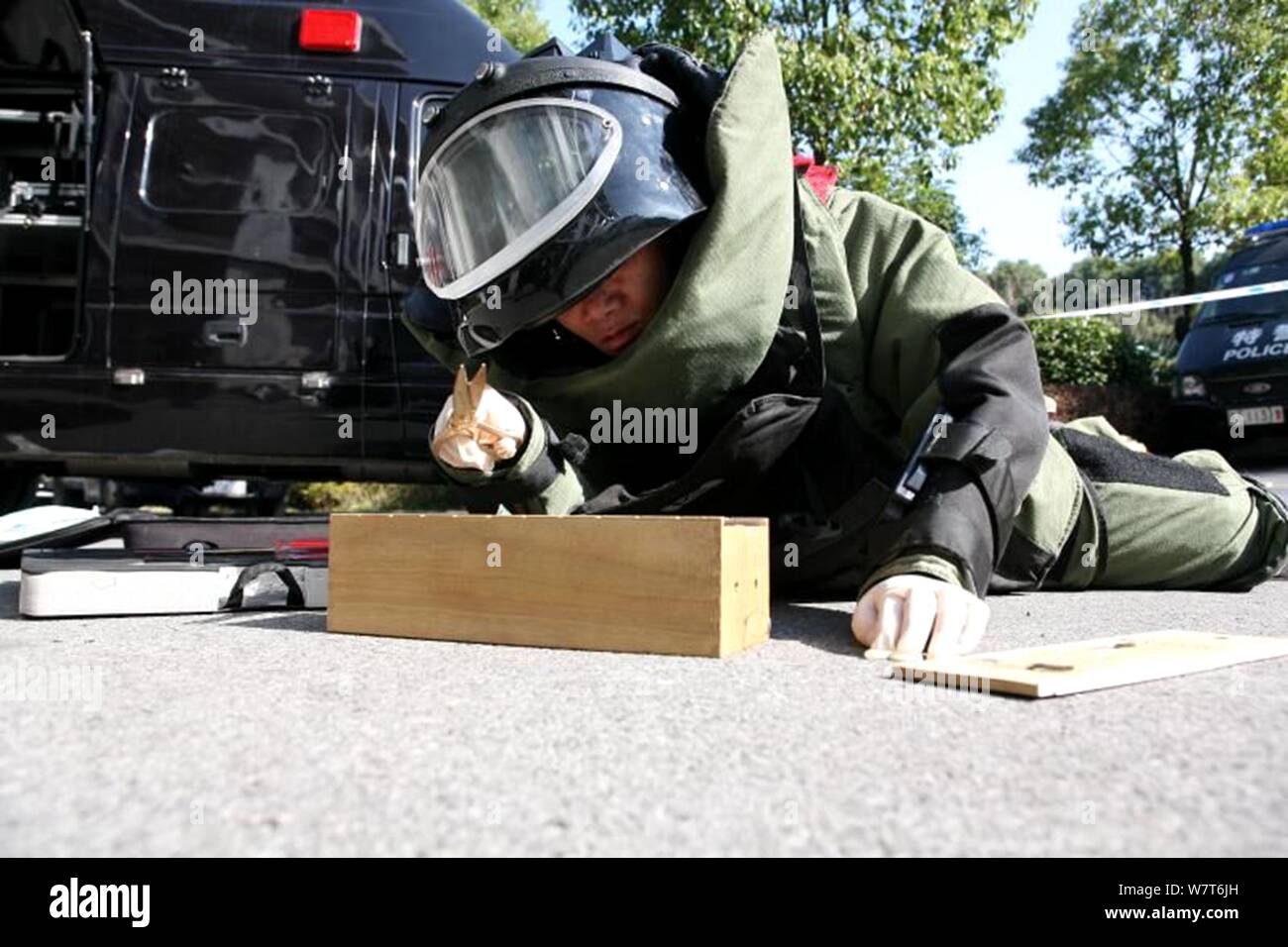 L'enlèvement des explosifs policier chinois Luo Jinfang portant un vêtement de protection qu'elle désarme les bombes à Zhenjiang city, Jiangsu province de Chine orientale, le 14 mai 2017 Banque D'Images