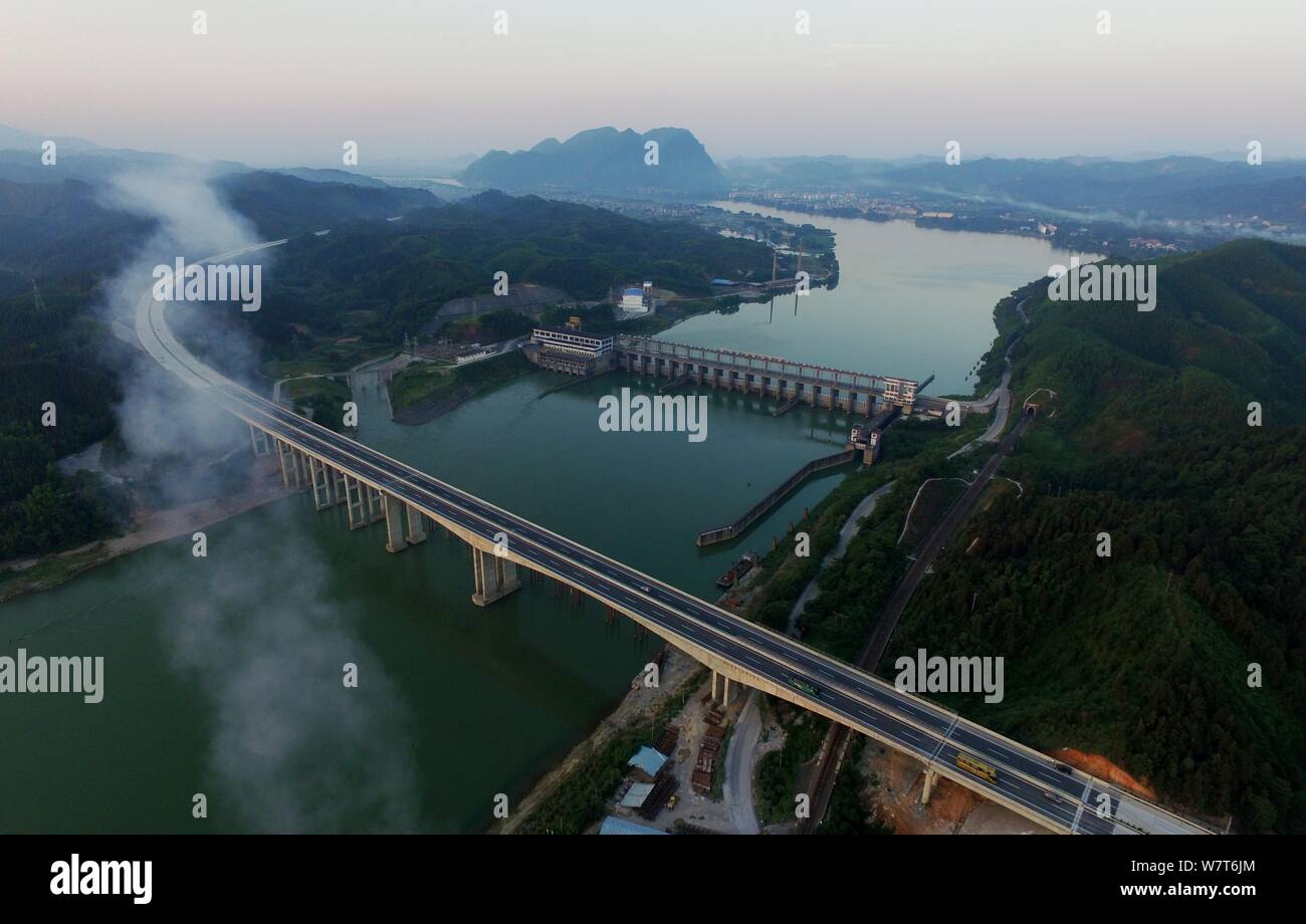 Vue aérienne de l'Fushi Rongjiang Pont de l'autoroute reliant le comté de Sanliu Sanjiang et Liuzhou city dans le sud de la Chine est autonome Zhuang du Guangxi Banque D'Images