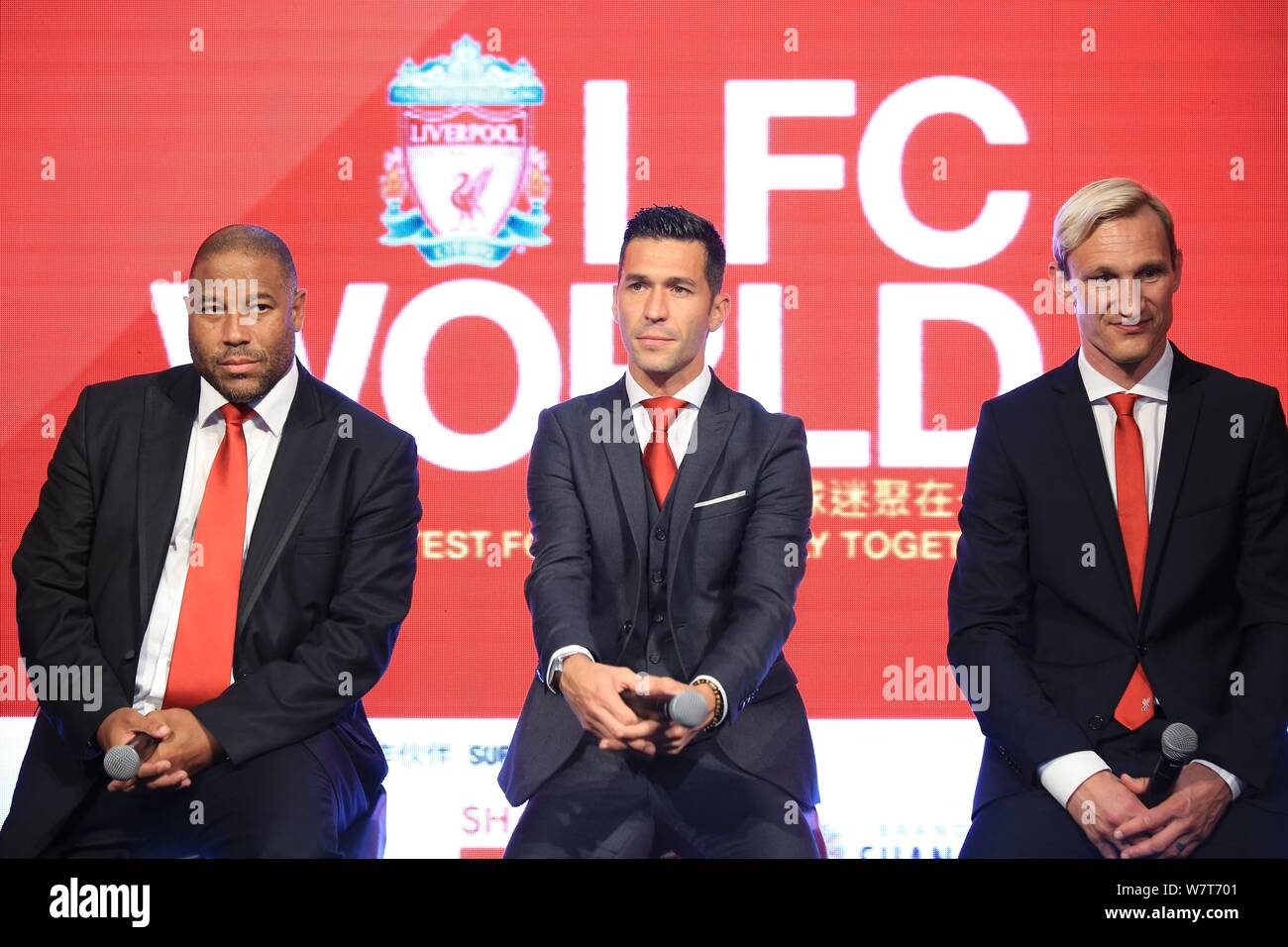 (De gauche) les stars du football de Liverpool à la retraite John Barnes, Luis Garcia et Sami Hyypia assister à un événement mondial du CFT à Shanghai, Chine, 20 mai 2017. Banque D'Images