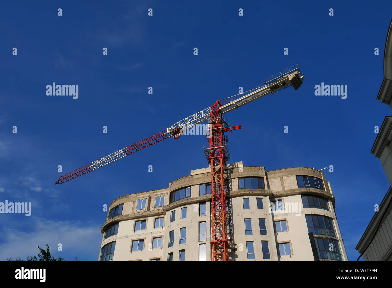 Construction en hauteur crane contre le ciel bleu Banque D'Images