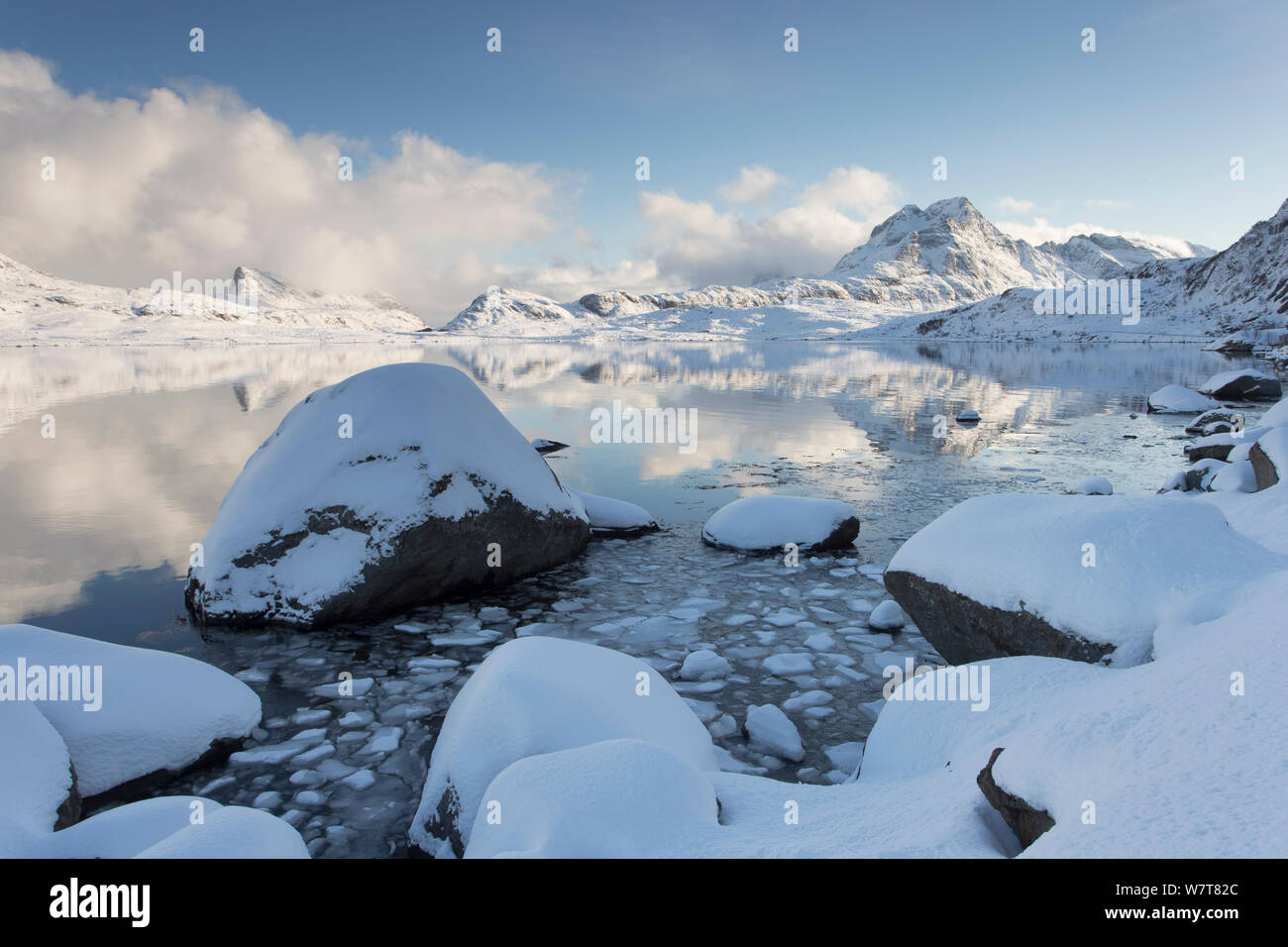 Paysage d'hiver traduit par fjord, Selfjord, Lofoten, Norvège, mars 2013. Banque D'Images