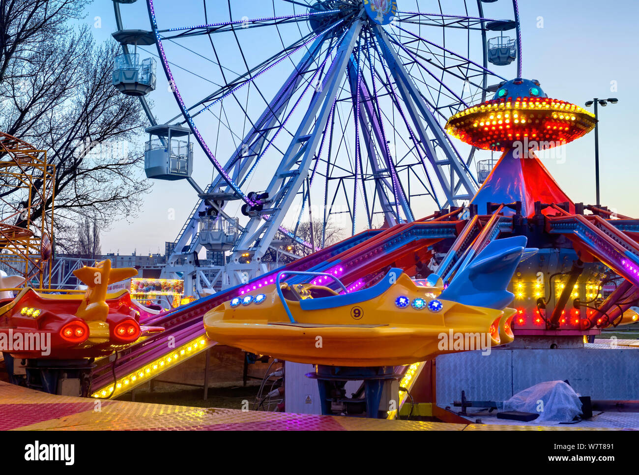 Parc d'attractions dans la nuit Banque D'Images