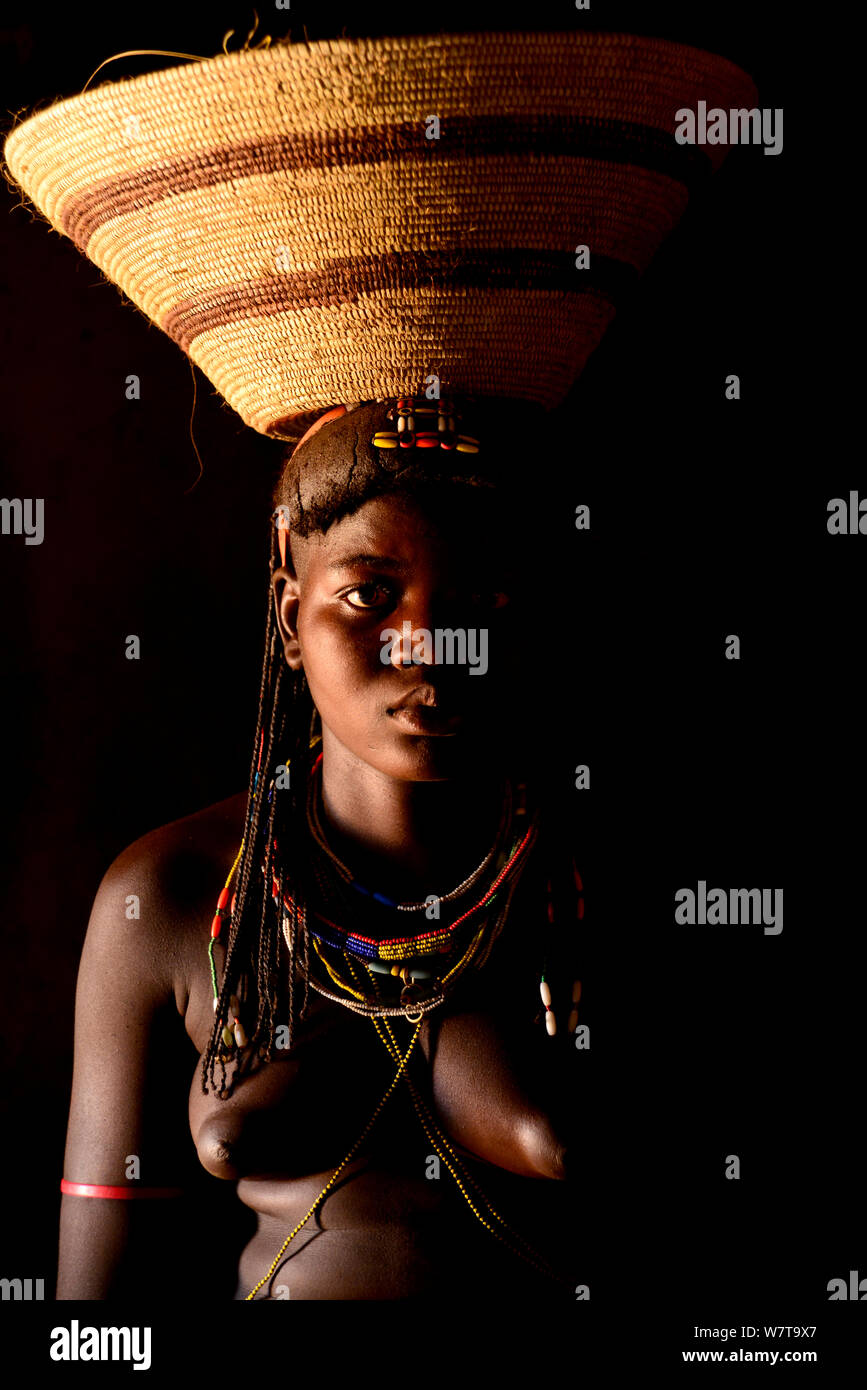 Portrait de femme Ovahakaona exerçant son panier sur la tête, Ovahakaona les gens. Kaokoland, la Namibie. Banque D'Images