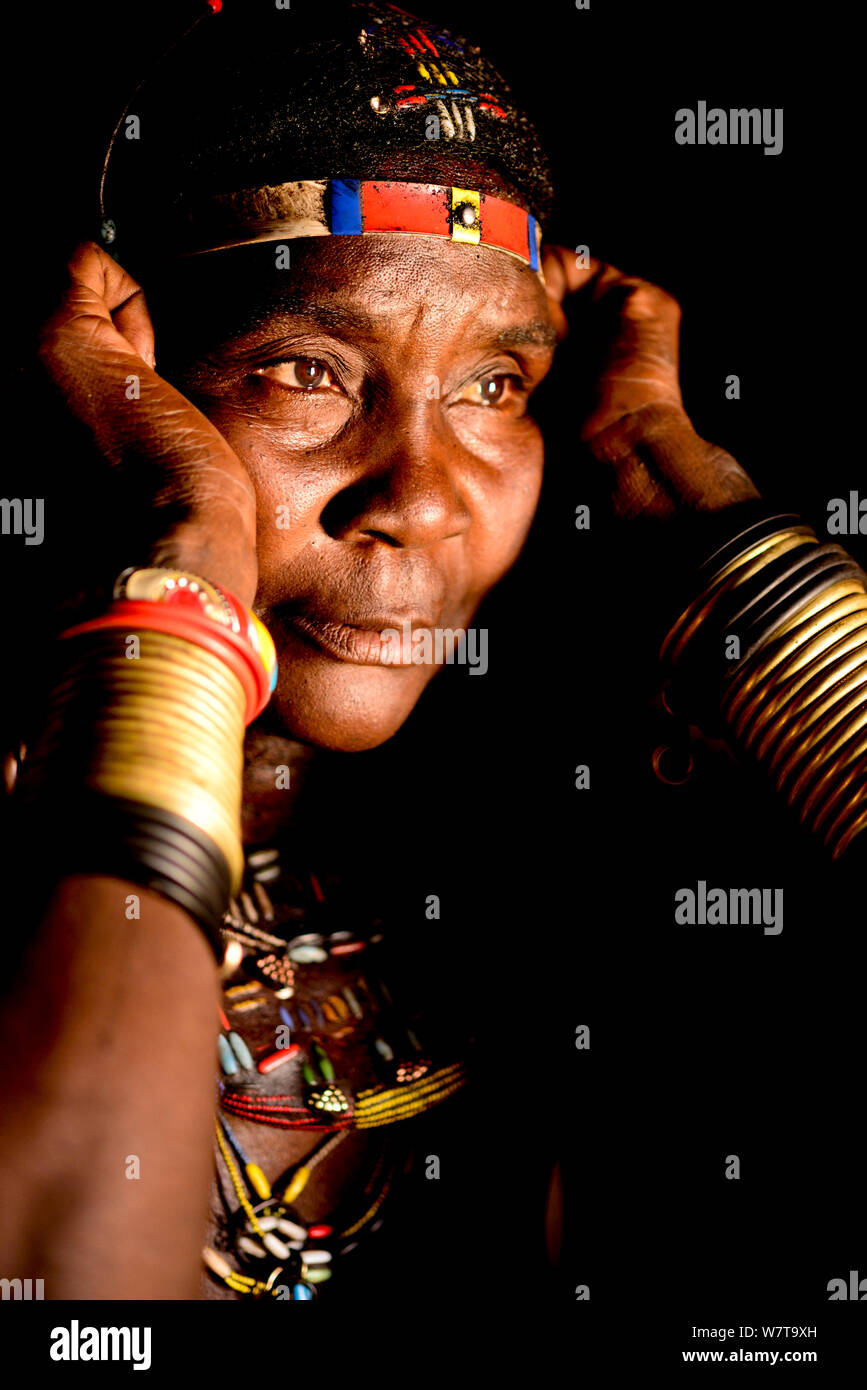 Portrait de personnes âgées femme Ovahakaona, Kaokoland, la Namibie. Banque D'Images