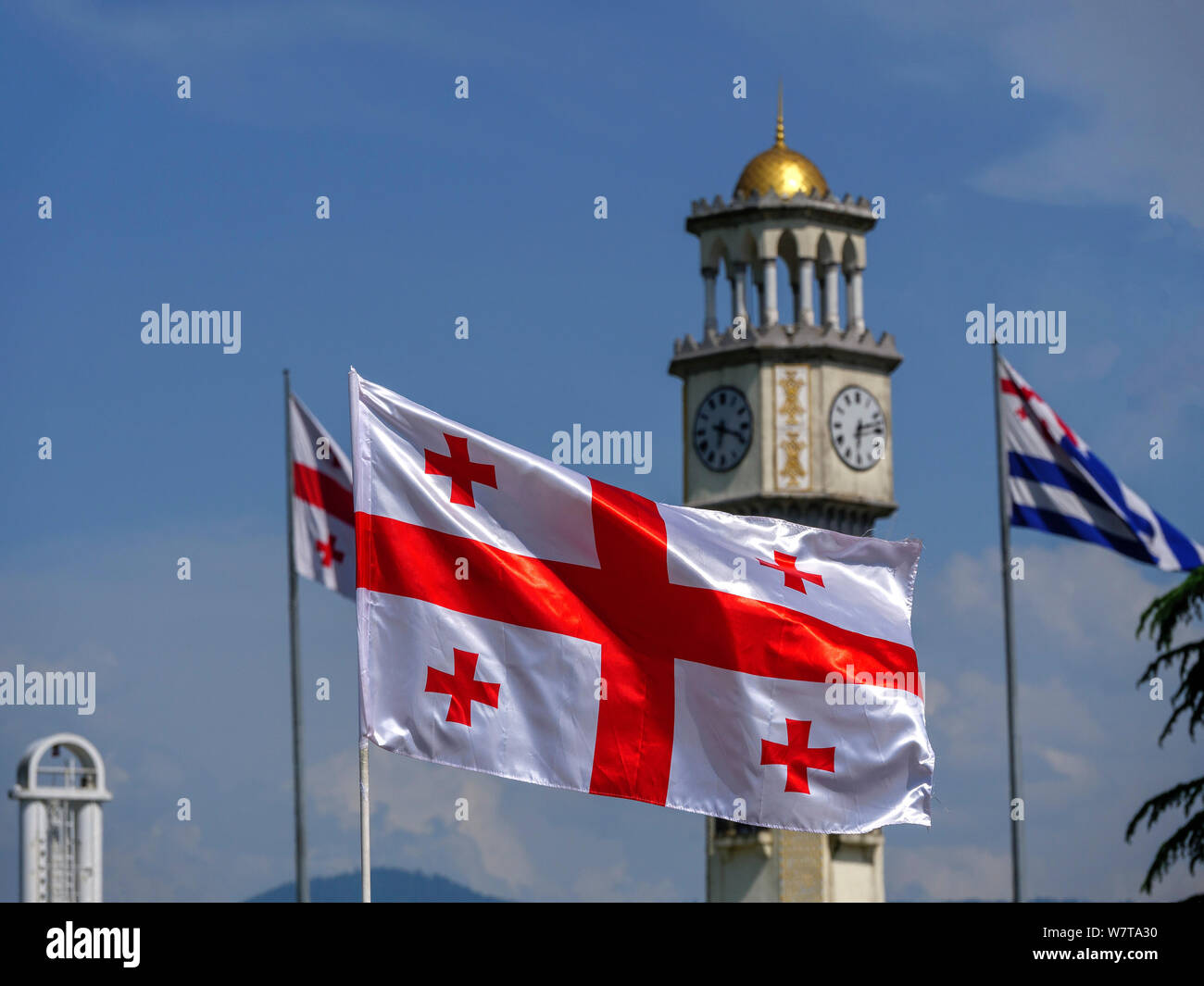 Drapeaux de la Géorgie et de l'Adjarie à ChaCha tower, Batumi, Géorgie, l'Adjarie, Europe Banque D'Images
