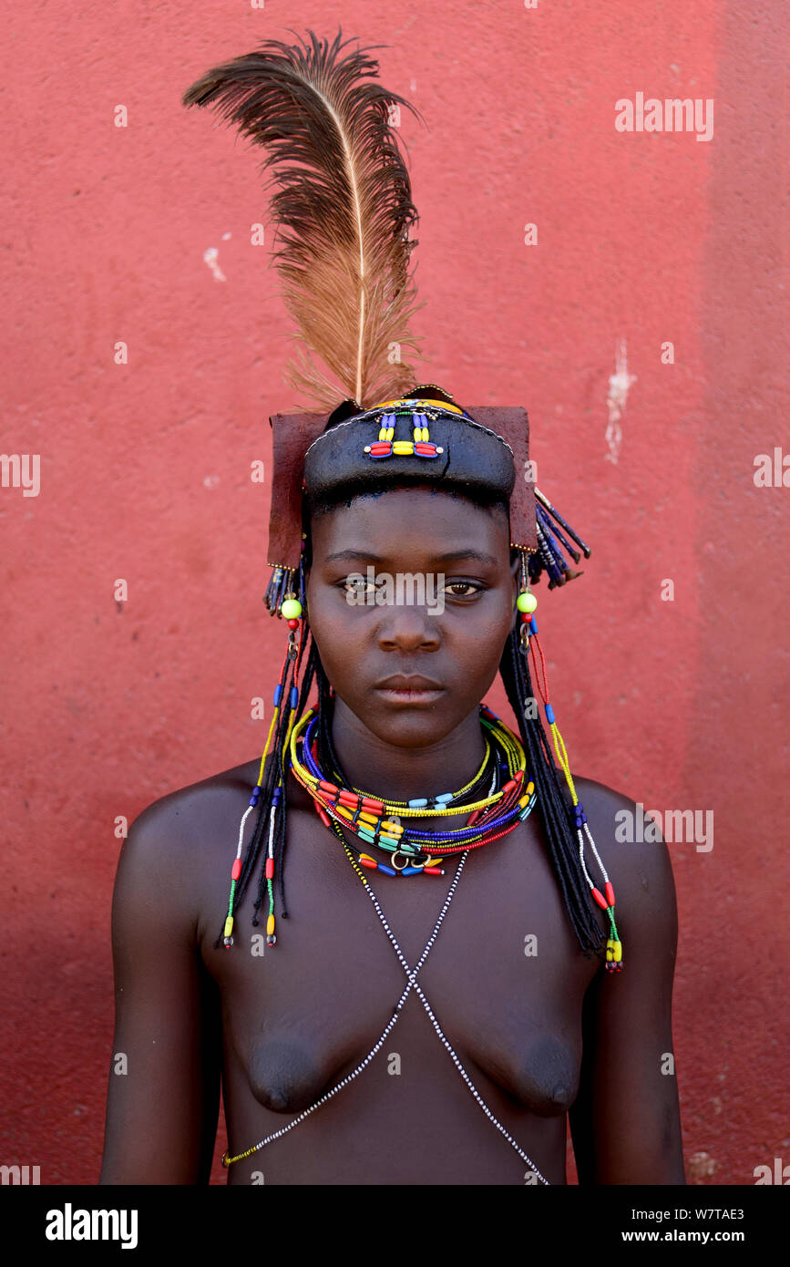 Femme Ovakahaona avec plumes d'autruche et d'ornements dans les cheveux, Okongwati village, Kaokoland, Namibie, septembre 2013. Banque D'Images