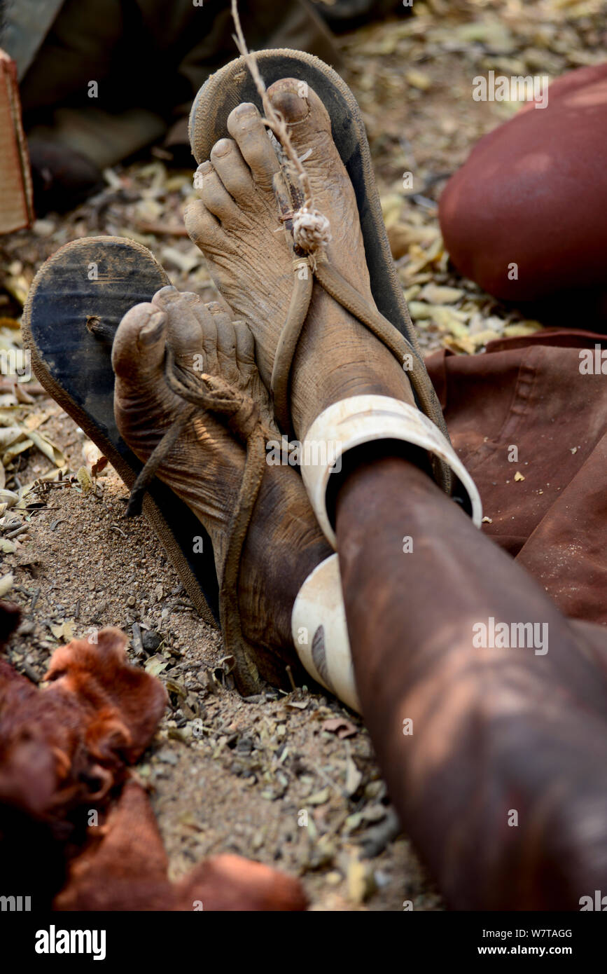 Sandales en cuir portés par femme himba. Kaokoland, Namibie, septembre 2013. Banque D'Images