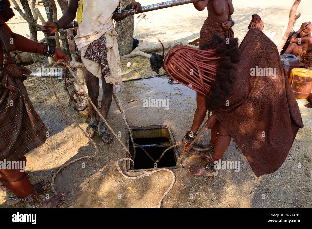 Femme Himba avec une corde en tirant l'eau d'un puits. Kaokoland, Namibie, septembre 2013. Banque D'Images