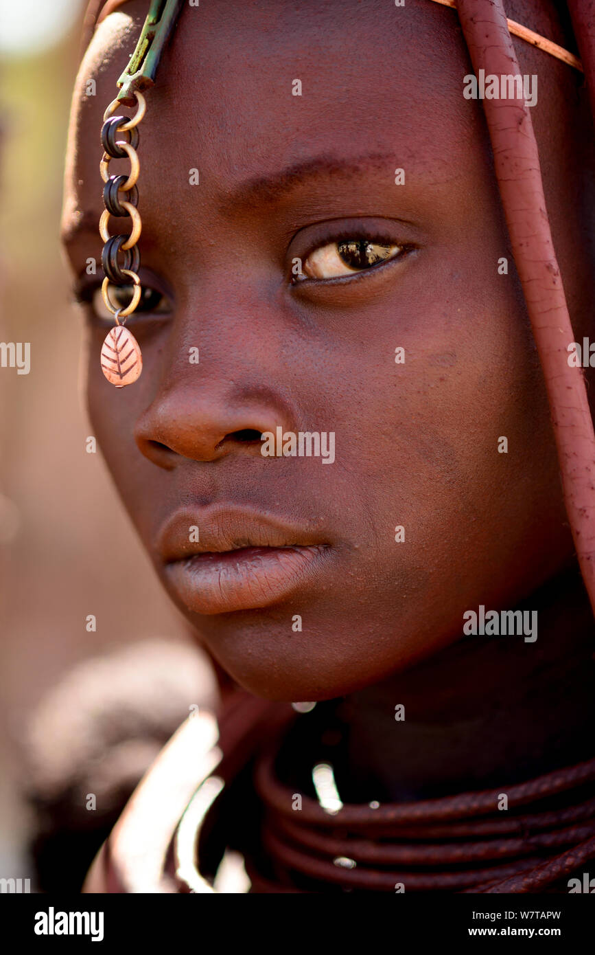 Femme Himba avec un métal ornement dans ses cheveux, Kaokoland, Namibie, septembre 2013. Banque D'Images