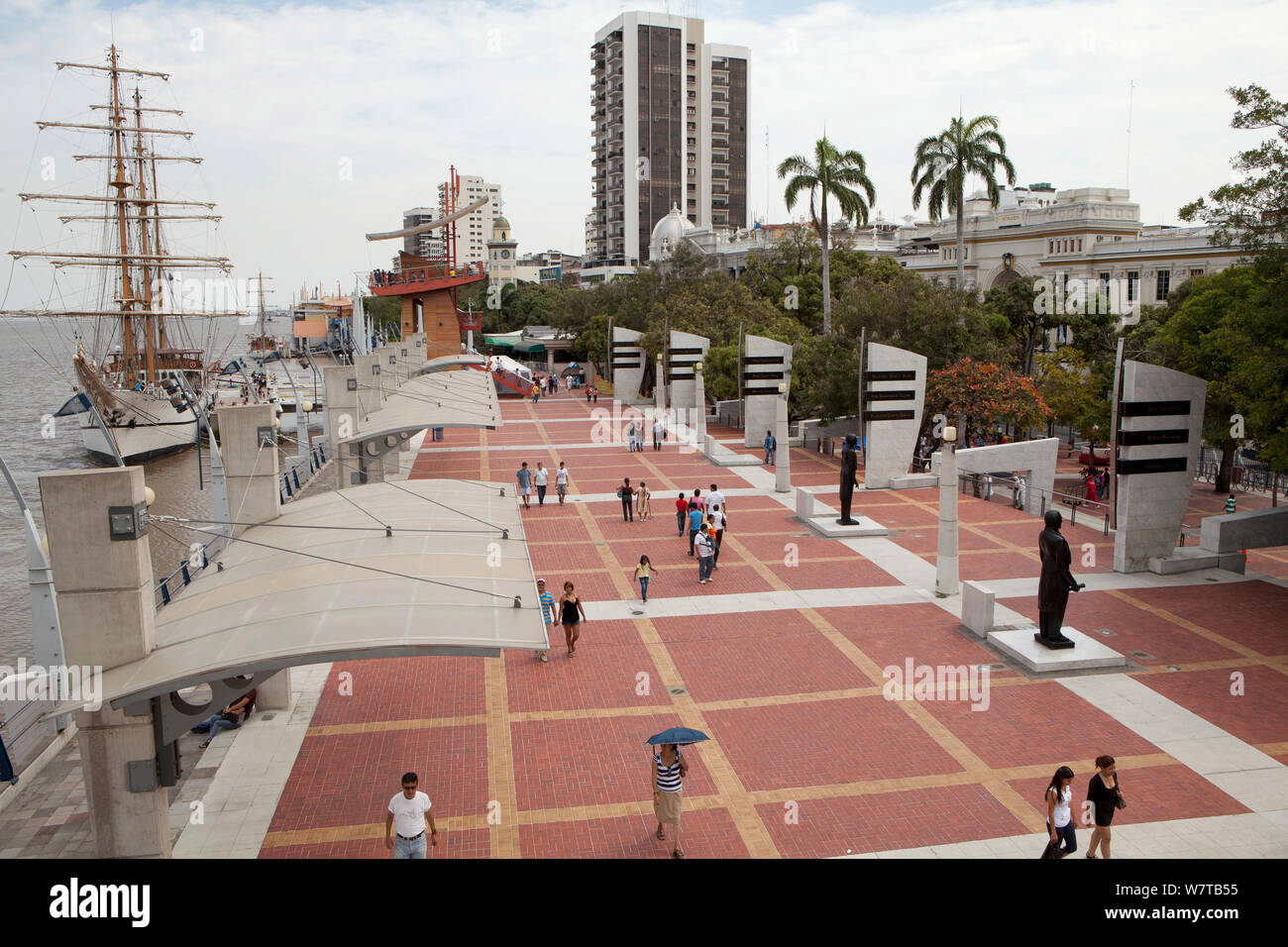 Vue sur le Malecon (promenade) et de stationnement le long du fleuve Guayas dans Quayaquil, Equateur, septembre 2011. Banque D'Images