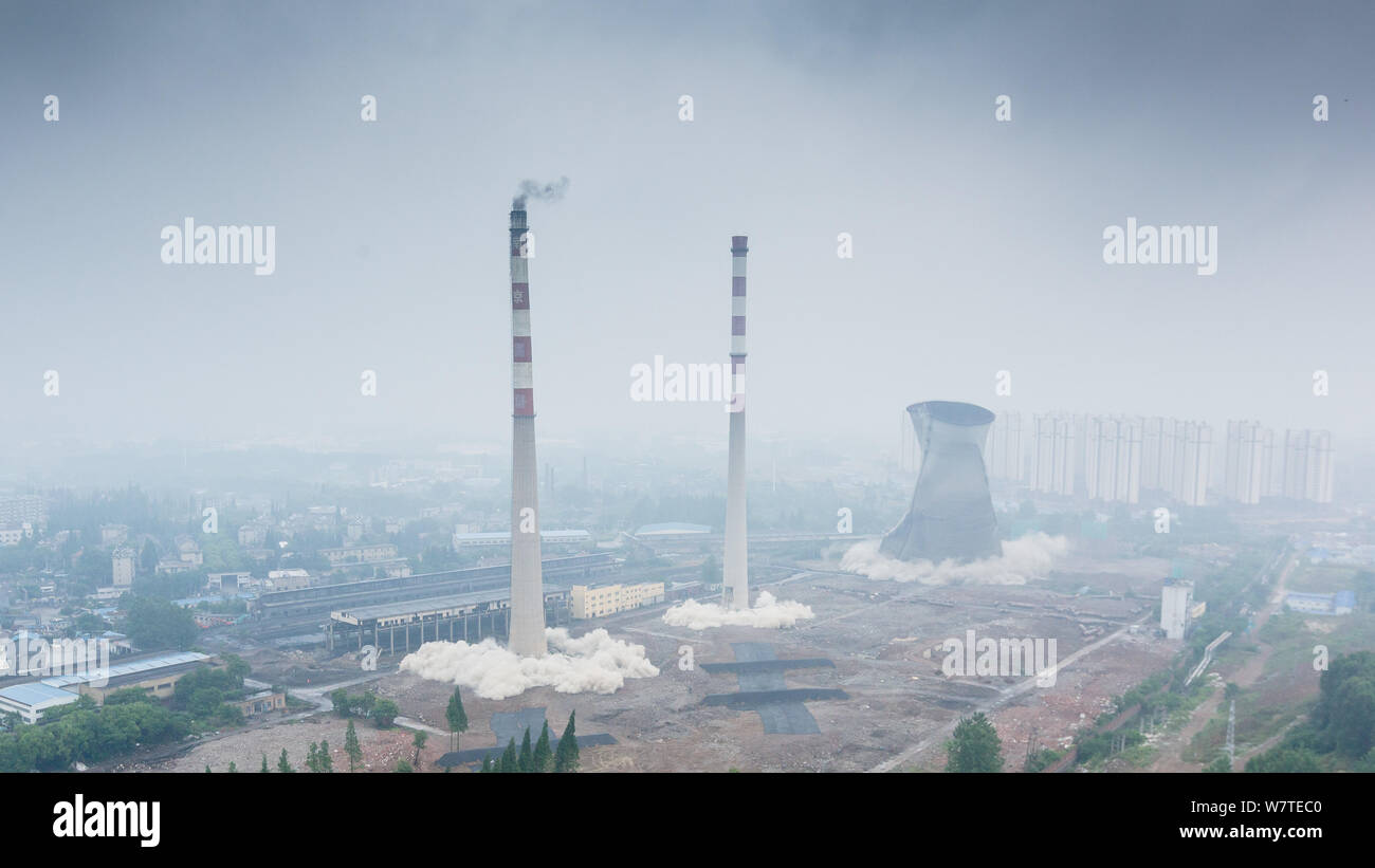 Deux 180 mètres de hautes cheminées et une tour de refroidissement sont démolis par explosion à Nanjing no2 de la centrale thermique à Nanjing, à l'est de la ville de Jiangsu en Chine Banque D'Images