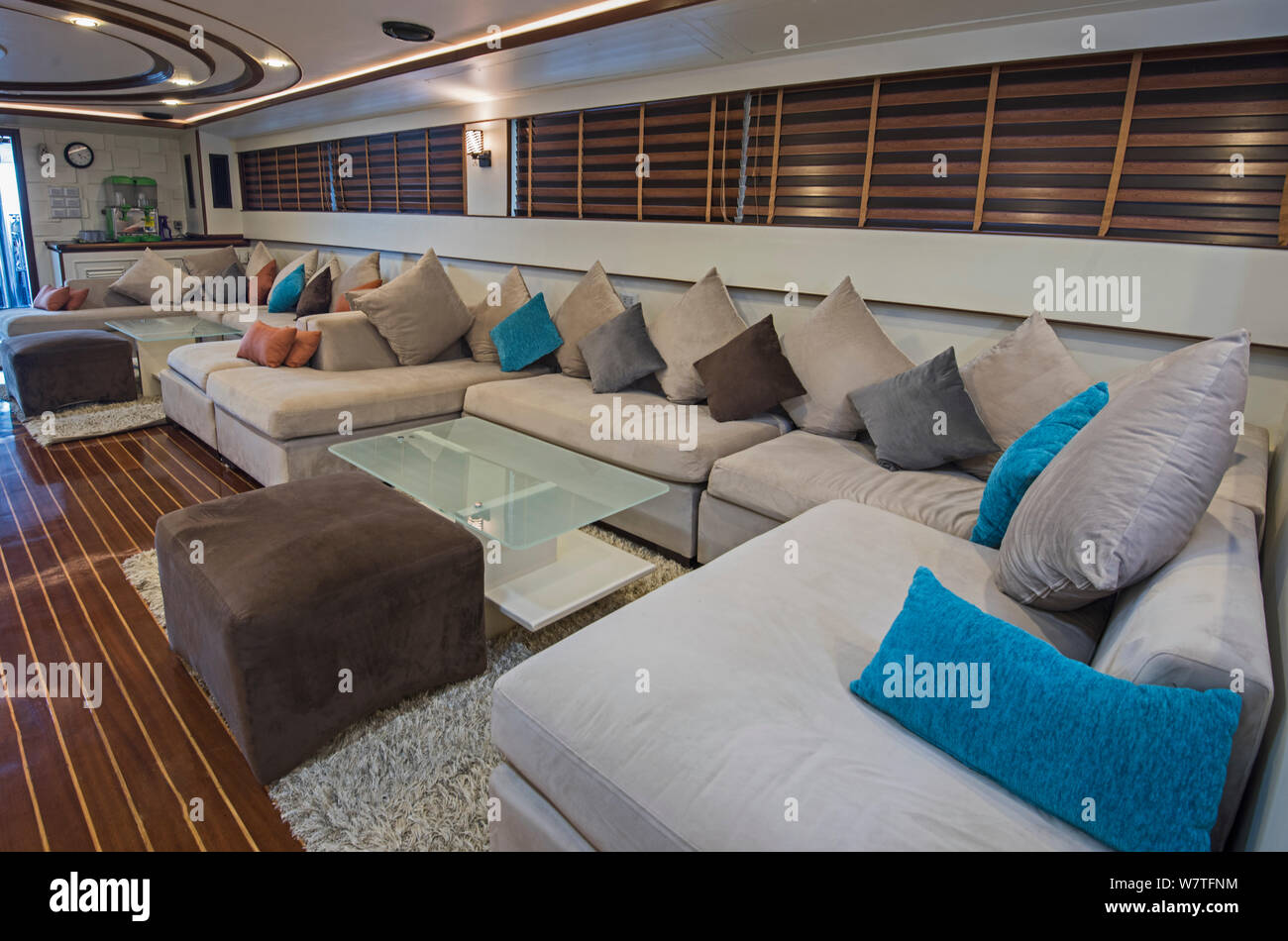 Décoration ameublement design intérieur du salon salon dans un grand yacht de luxe Banque D'Images