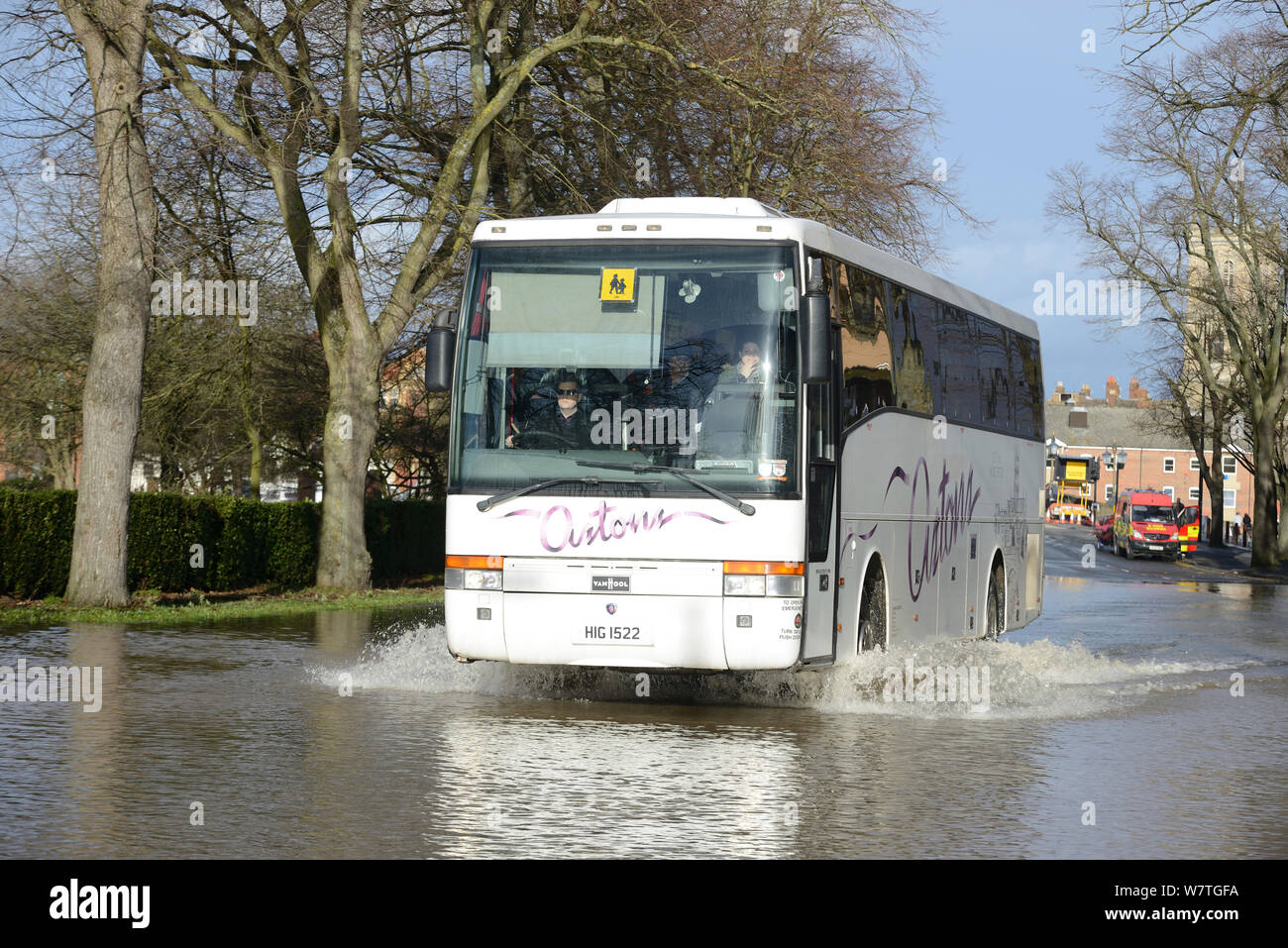 Conduite d'autobus navette dans les eaux d'inondation au cours d'inondations record Worcester's, New Road, Worcester, England, UK, 13 février 2014. Banque D'Images