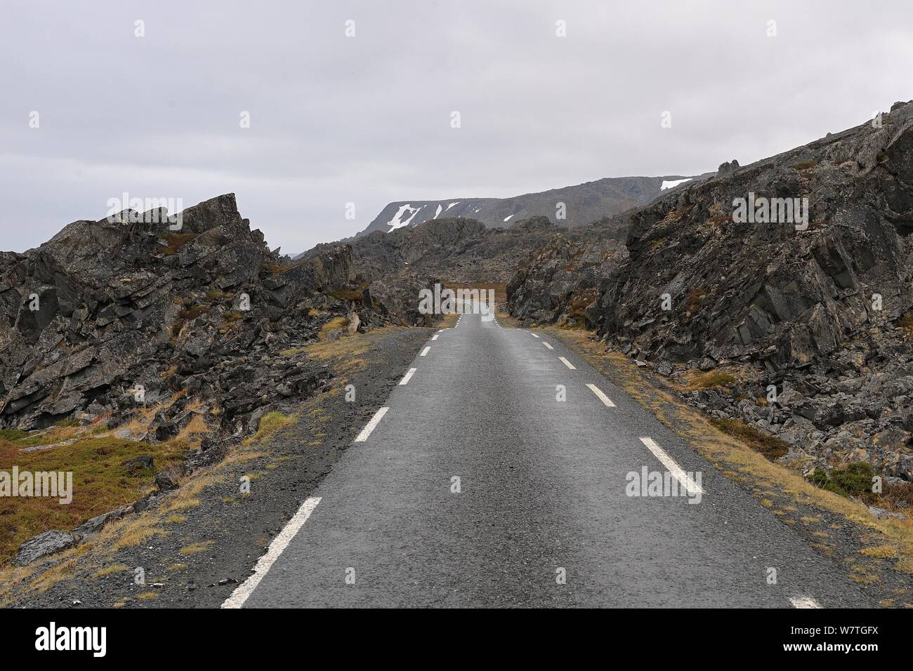 La route côtière, de la Norvège, de Varanger, mai. Banque D'Images