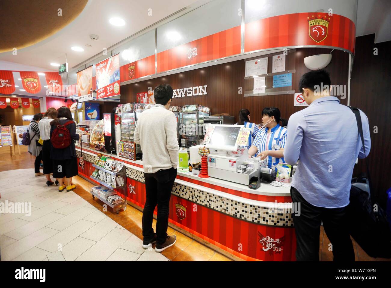 Les clients chinois shop au Lawson's nouveau concept store a coopéré avec Shanghai EPOP FC au Shanghai World Financial Center de Shanghai, Chine, 2 Banque D'Images