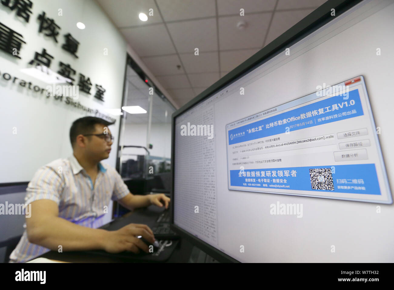 Un ingénieur chinois présente le logiciel pour récupérer les fichiers cryptés par le virus ''WannaCry'' à la clé de secours Laboratoire de la province de Sichuan, en Ch Banque D'Images
