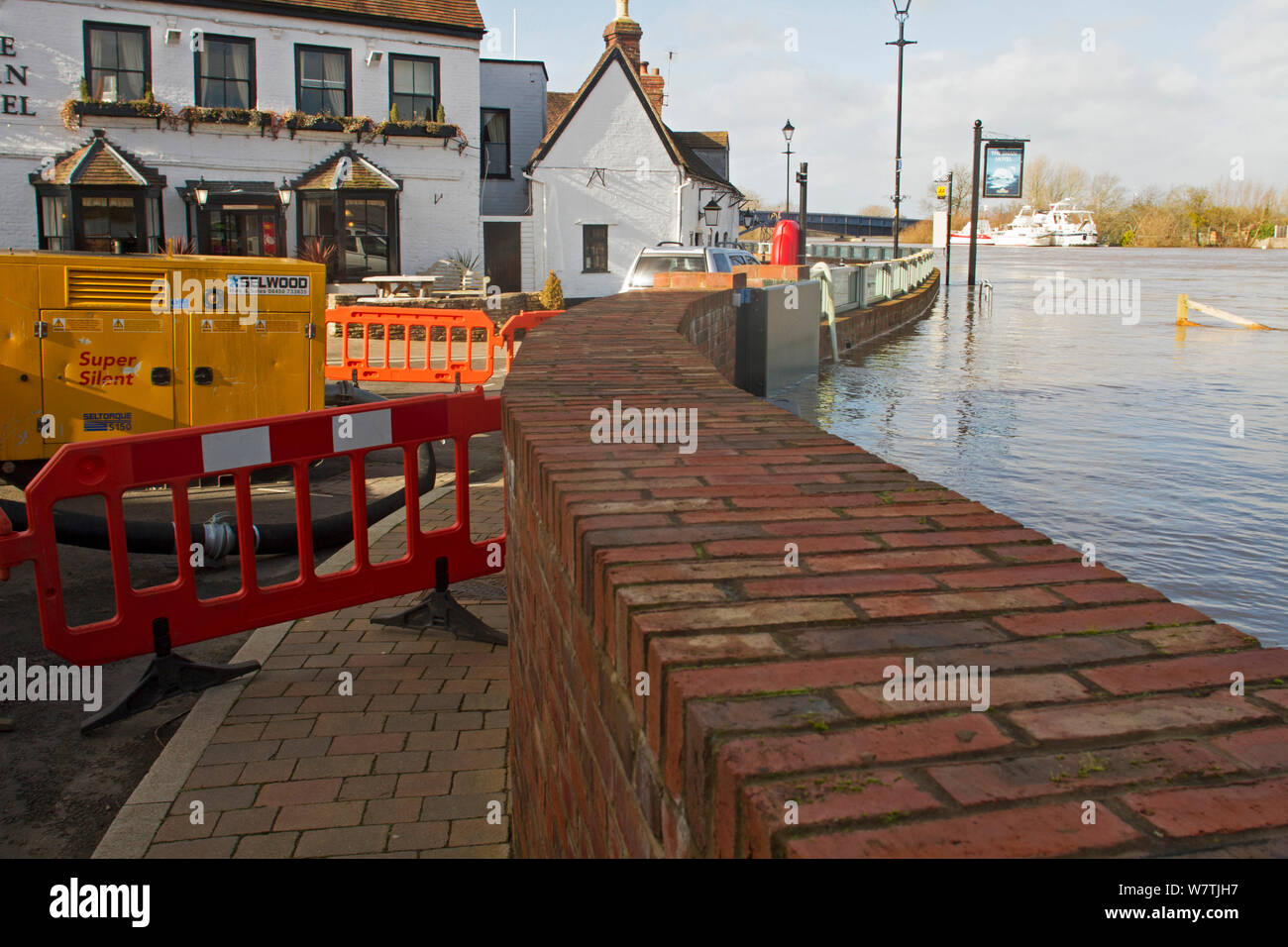 Barrière de protection contre les inondations en brique construite après les inondations de 2007, prises au cours de l'inondation en février 2014, Upton sur Severn, Worcestershire, Angleterre, Royaume-Uni, le 8 février 2014. Banque D'Images